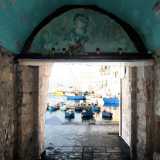 Non ci resta quindi che spostarci sul mare: il centro storico � infatti completamente affacciato sull�Adriatico. Ci basta attraversare la �porta dell�antico porto�, un arco in pietra affrescato con l�immagine della Madonna della Madia...